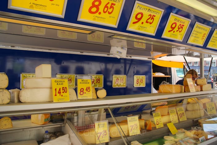 ゴーダチーズ市ではマルクト広場周辺でチーズを購入できる