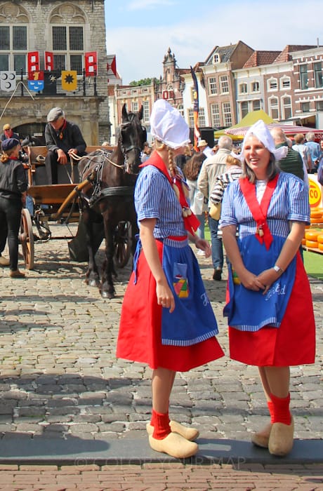ゴーダチーズ市でオランダの伝統的な衣装を着たお姉さんと写真を撮ってもらう
