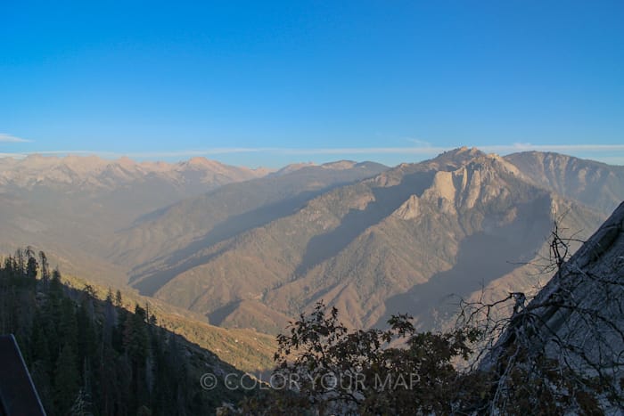 セコイア国立公園のモロロックを登ったら見られる絶景Sierra Nevada Mountains（シエラネバダ山脈）