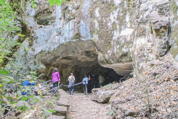 セコイア国立公園にあるCrystal Cave（クリスタル洞窟）の入口