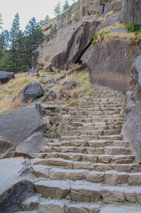 Vernal Fall and Nevada Fall Trails（バーナル滝とネバダ滝）トレイルはよく整備されているのでスニーカーでも登れる