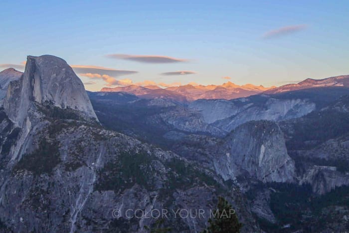 Glacier Point（グレイシャー・ポイント）で夕暮れ時を過ごすと、赤く染まるハーフドームを見ることができる